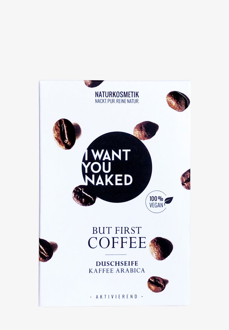 Emballage de savon au café naturel avec les textes « Je te veux nue », « Mais d'abord le café » et « 100 % végan » entouré de grains de café.
