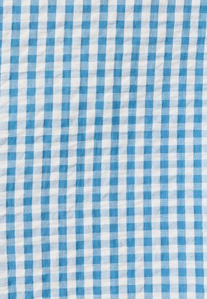 Tessuto gingham blu e bianco con un piccolo motivo a quadretti e una texture sottile, mostrato disteso con lievi pieghe.