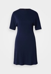 Rochie bleumarin cu mâneci scurte, guler rotund și fermoar la spate. Textură netedă și croială mulată care se lărgește la tiv.