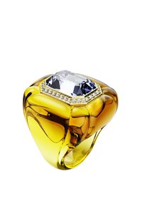Anello giallo traslucido con un grande gemma rettangolare trasparente circondata da piccoli diamanti rotondi sulla parte superiore.