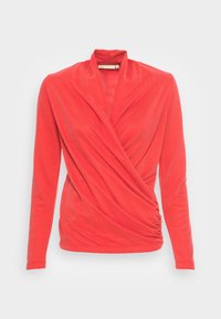 Punainen pitkähiha-paita, jossa on laskostettu etuosa, kietaisumallinen muotoilu ja vyötäröllä kerätty yksityiskohta. Valmistettu pehmeästä, joustavasta kankaasta.