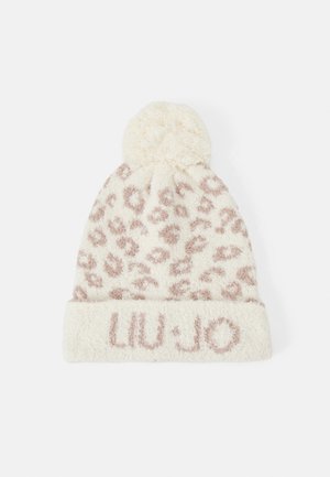 Bonnet d'hiver en tricot crème avec des taches léopard roses, un pompon duveteux sur le dessus, et un revers assorti avec le texte "LIU·JO".