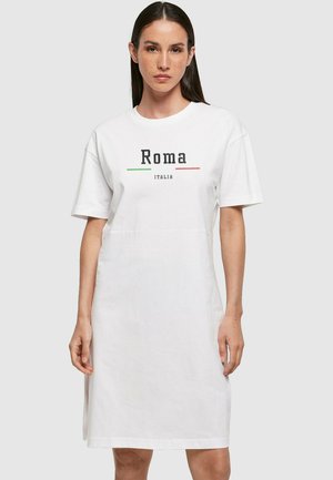 Bílé bavlněné šaty s krátkými rukávy, s nápisem "Roma" tučným černým písmem a zelenými a červenými pruhy, které zdůrazňují italské dědictví.