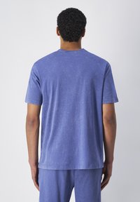 Korte mouwen, relaxte pasvorm t-shirt in lichtblauwe stof met een zacht gestructureerd oppervlak en een ronde hals. Geen zichtbare merktekens of logo's.