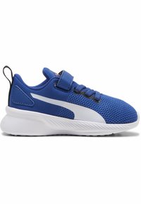 Zapatillas deportivas azules hechas de materiales de malla y sintéticos, con una franja blanca, diseño de cordones y correa de Velcro para el cierre.