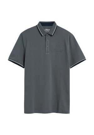 Ciemnoszara koszulka polo z krótkim rękawem, trzema guzikami, kołnierzykiem i krawędziami rękawów w białe paski oraz subtelnym, haftowanym logo na piersi.