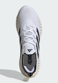 Scarpa da ginnastica bianca con strisce nere, upper in maglia, design con lacci e suola in gomma testurizzata con un distintivo motivo ondulato.