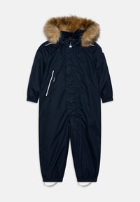 Marineblå overall med hette fôret med faux pels, glidelås foran og elastiske mansjetter. Merknadsverdige funksjoner inkluderer en sidelomme med hvite detaljer.