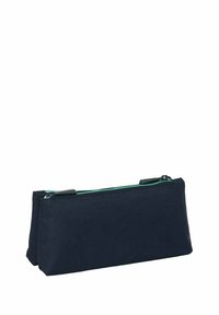 Granatowy płócienny worek z zielonym zamkiem błyskawicznym, prostokątny kształt, płaski design i trwała tekstura. Posiada kontrastujące uchwyty do zamka.