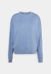 Sudadera de cuello redondo azul claro, fabricada en un tejido suave. Presenta hombros caídos, mangas largas y un ribete en el bajo y los puños.