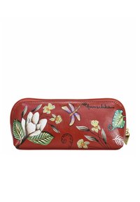Rood leren etui met bloemenontwerpen, waaronder een magnolia, bladeren en een paarse vlinder, verfraaid met een gouden rits.