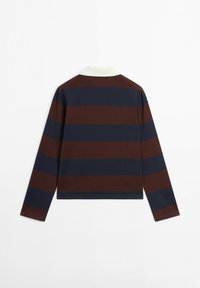 Maglia da rugby a maniche lunghe con ampie strisce orizzontali blu navy e marrone e colletto bianco, vista da dietro.