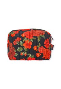 Borsa cosmetica trapuntata con sfondo nero, caratterizzata da vivaci motivi floreali rossi e verdi. Dotata di manico laterale per un facile trasporto.