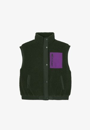 Veste sans manches en polaire verte avec col montant, boutons-pression, et poche zippée violette ; dotée d'une ceinture côtelée et de poches latérales.