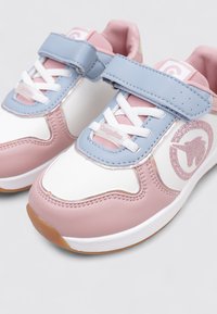 Zapatillas infantiles en rosa, blanco y azul con cordones blancos, tiras de Velcro azules y un logo de unicornio en glitter rosa en el costado.