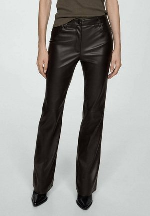 Pantaloni a zampa d'elefante in finta pelle marrone con una texture liscia, chiusura con zip, tasche frontali e dettagli di cucitura discreti. Scarpe nere con tacco alto.