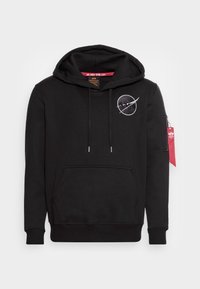 Sudadera negra de tejido de mezcla de algodón con un bolsillo frontal, capucha con cordón y un logo de la NASA en el pecho, con una etiqueta en la manga.