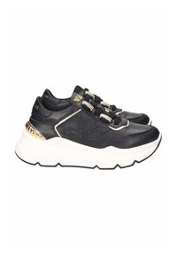 Sneaker in pelle nera con suole in gomma bianca, caratterizzati da un design testurizzato, dettagli dorati e lacci decorativi.