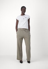 Levi's® GRAPHIC AUTHENTIC TSHIRT - Tricou basic - bright white