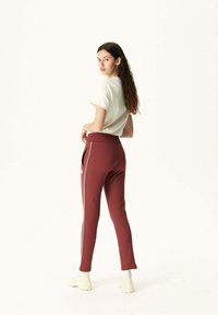 JOTT INGRINA - Pantalones deportivos - rouge