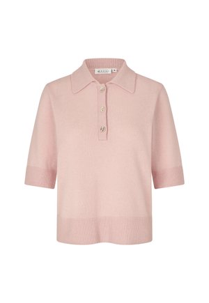 Suéter rosa suave de manga corta con cuello, tres botones beige, puños y dobladillo acanalados, etiquetado como talla mediana por Masai.