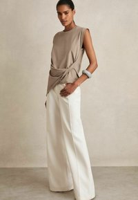 Reiss REGULAR FIT - DRAPE - T-shirts print - taupe neutral