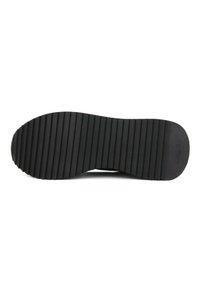 Sole di sneaker nera con scanalature orizzontali e forma arrotondata. Materiale in gomma testurizzata offre aderenza e durata.