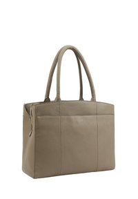 Leren tote bag in gedempt taupe met gestructureerde vorm, dubbele handvatten, zijrits en horizontale naaddetails. Gladde textuur.