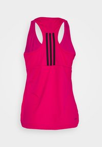 Fuchsia tanktop i let stof med racerback-design og tre sorte lodrette striber på øverste del af ryggen.