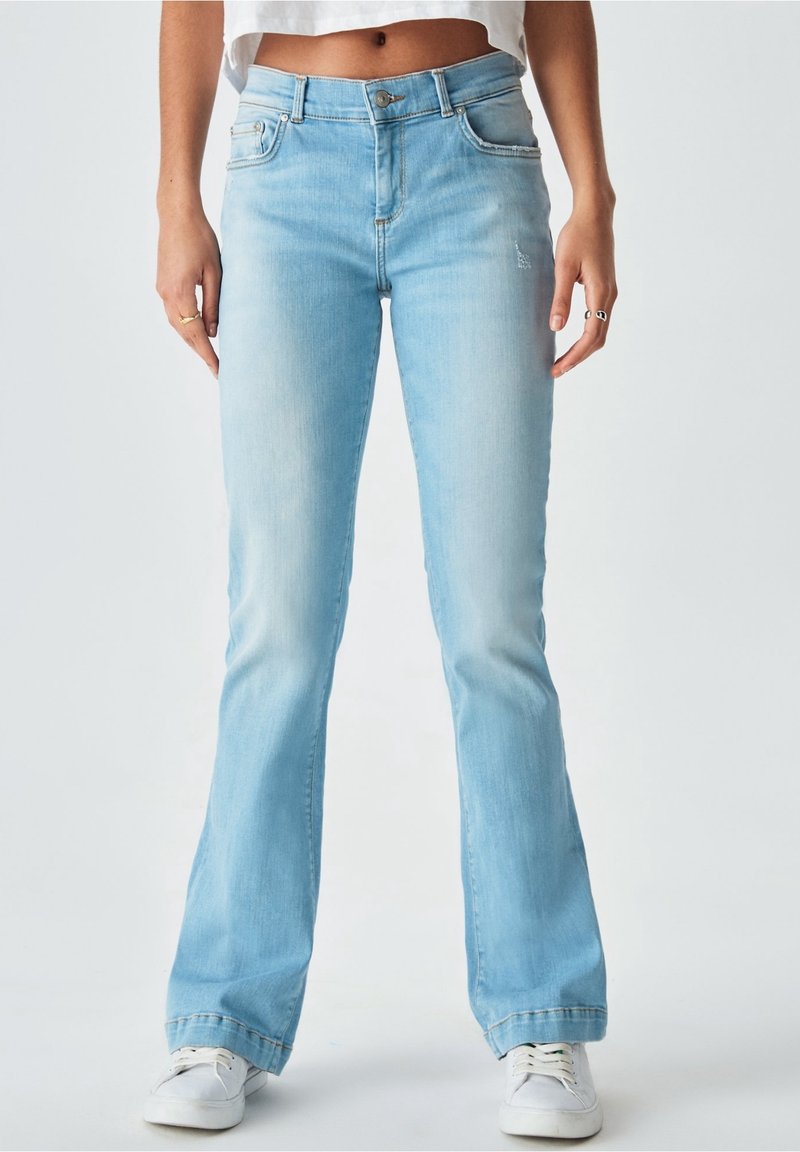 Jean évasé en denim bleu clair avec taille haute, cinq poches et garnitures métalliques argentées. Le tissu présente une texture lisse avec un léger effet délavé.