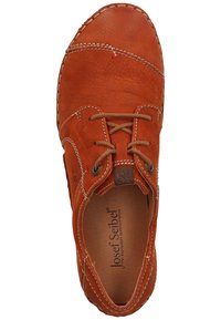 Scarpa in pelle marrone con lacci, cuciture a contrasto, punta arrotondata e logo all'interno. Presenta una texture liscia e accenti minimali.