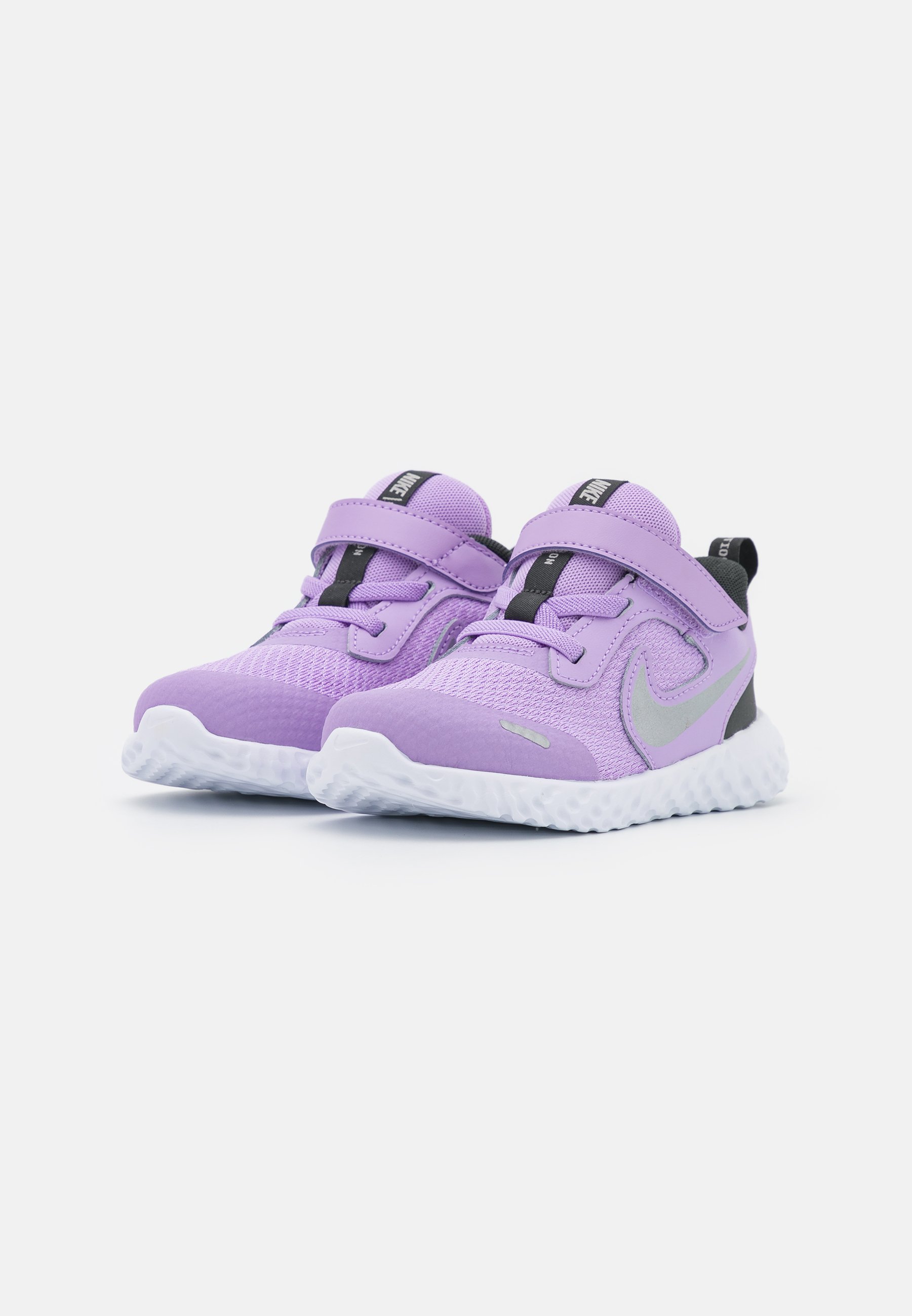 Nike Performance REVOLUTION 5 UNISEX - Hardloopschoenen neutraal - lilac/metallic  silver/dark smoke grey/white/lila - Zalando.nl