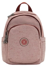 Zaino a motivo a spina di pesce rosso con forma arrotondata. Presenta una tasca frontale con zip, un'etichetta con il logo e una maniglia superiore per il trasporto.