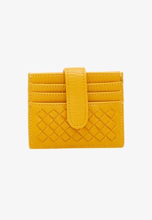 Gelber Lederkartenhalter mit gewobener Textur, sechs Kartenfächer und einem Klappenverschluss. Die genähten Kanten erhöhen die Haltbarkeit.
