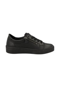 Baskets en cuir noir avec bout rond, avant à lacets, détail de fermeture éclair sur le côté et semelle en caoutchouc texturée avec des rainures verticales.