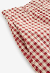 Rot-weißer Vichykaro-Stoff, der kleine kariert Quadrate zeigt. Das Material wirkt leicht und hat eine weiche Textur.