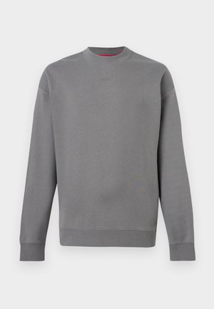 Sudadera gris de manga larga con cuello redondo, puños y dobladillo acanalados, con un sutil logo "HUGO" en relieve en el pecho.
