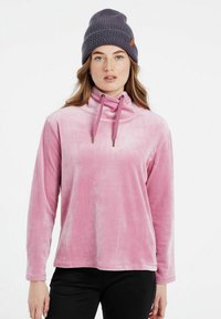 Pullover in velluto rosa con collo a funnel, cordini e maniche lunghe, abbinato a un berretto lavorato a maglia grigia testurizzata. Design semplice, senza motivi.