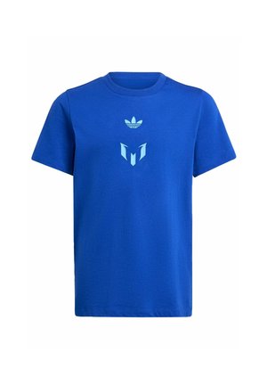 Modrá bavlnená tričko s okrúhlym výstrihom. Na hrudi je svetlomodré logo Adidas nad zodpovedajúcim grafickým dizajnom. Krátke rukávy.