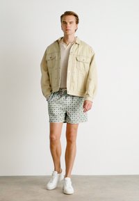 Les Deux TAPESTRY - Rövidnadrágok - ivory/light jade green