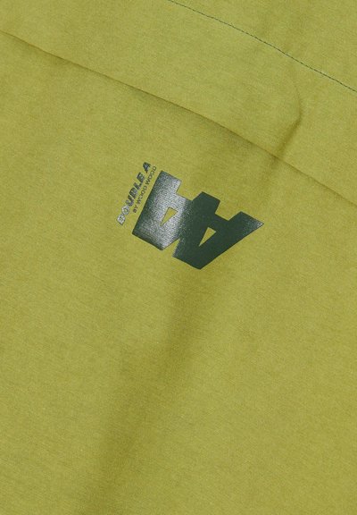Roheline kangas omab siledat tekstuuri, millel on diagonaalne kootud muster. Sellel on musta värvi trükitud logo, millel on kirjeldus "DOUBLE A" ja stiliseeritud number "4".