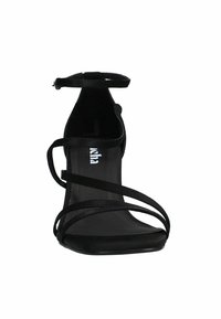 Zwarte met een strap hooggehakte sandalen met een enkelbandje, een glad oppervlak, vierkante teen, en een slanke hak, met een minimalistisch ontwerp en zonder versieringen.