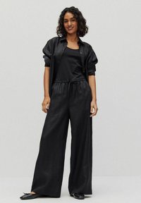 Dobber NATALIA - Tygbyxor - black