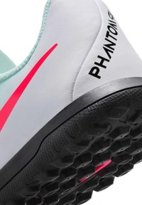Hellgrau Sport-Schuh mit einem minzgrünen Kragen, rosa Akzenten und einer strukturierten schwarzen Gummisohle mit hexagonalem Muster.