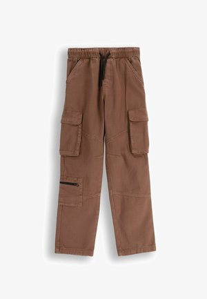 Brązowe spodnie cargo z elastycznym pasem, czarnym sznurkiem, bocznymi kieszeniami na klapki oraz kieszenią na zamek błyskawiczny na lewej nodze.