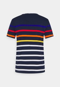 T-shirt a maniche corte blu navy con righe orizzontali in viola, rosso, arancione, giallo, bianco e blu navy sulla schiena e sulle maniche.