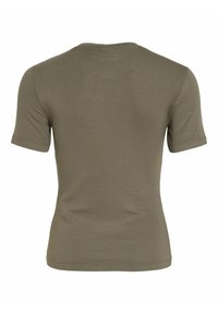 Camiseta de manga corta en verde oliva, hecha de algodón suave. Presenta un cuello redondo y un diseño ajustado sin logotipos ni patrones visibles.