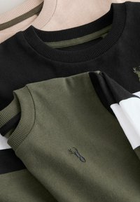 Sweatshirts i olivengrøn, sort og crème; ribbede kraver; tekstureret stof; en har et lille broderet detaljer af en hjort.