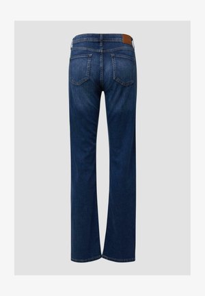 Jeans di denim blu scuro a gamba larga con vita alta, dotati di due tasche posteriori e un'etichetta in pelle marrone sulla cintura.