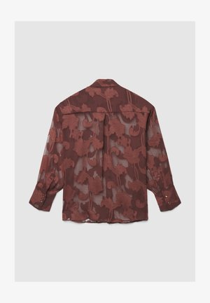 Chemise bordeaux transparente avec un motif floral, manches longues et col à boutons. Ornée de boutons dorés aux poignets.